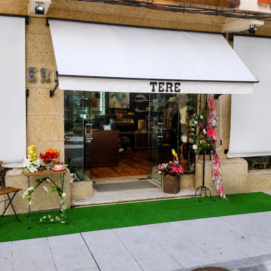 Fachada de la boutique Tere Moda en Sada, con toldo y el rótulo TERE.