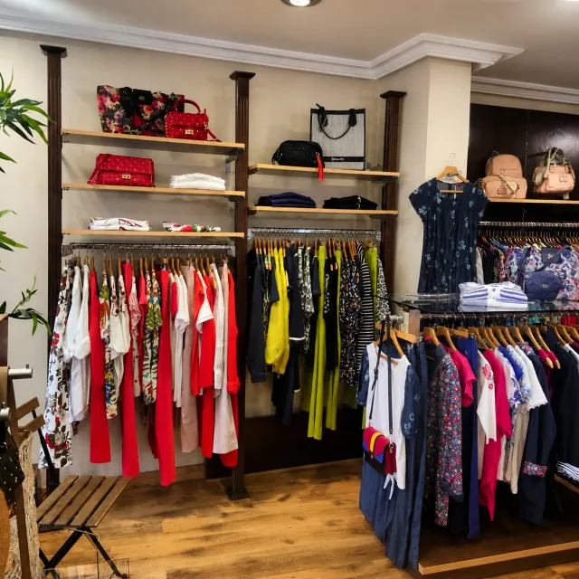 Percheros con prendas seleccionadas en la boutique Tere Moda.